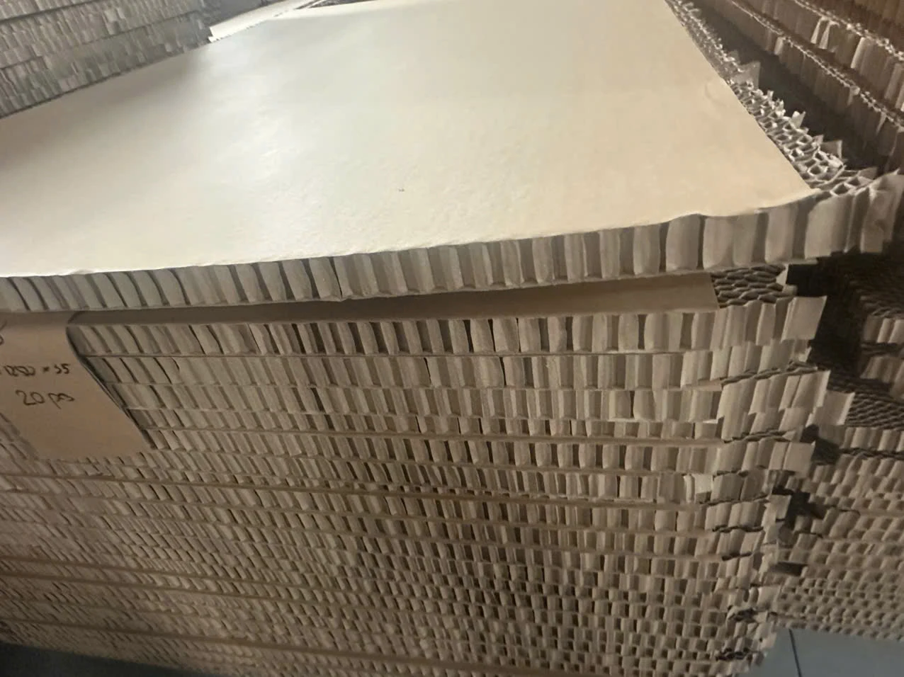 Các tấm giấy tổ ong xếp chồng
