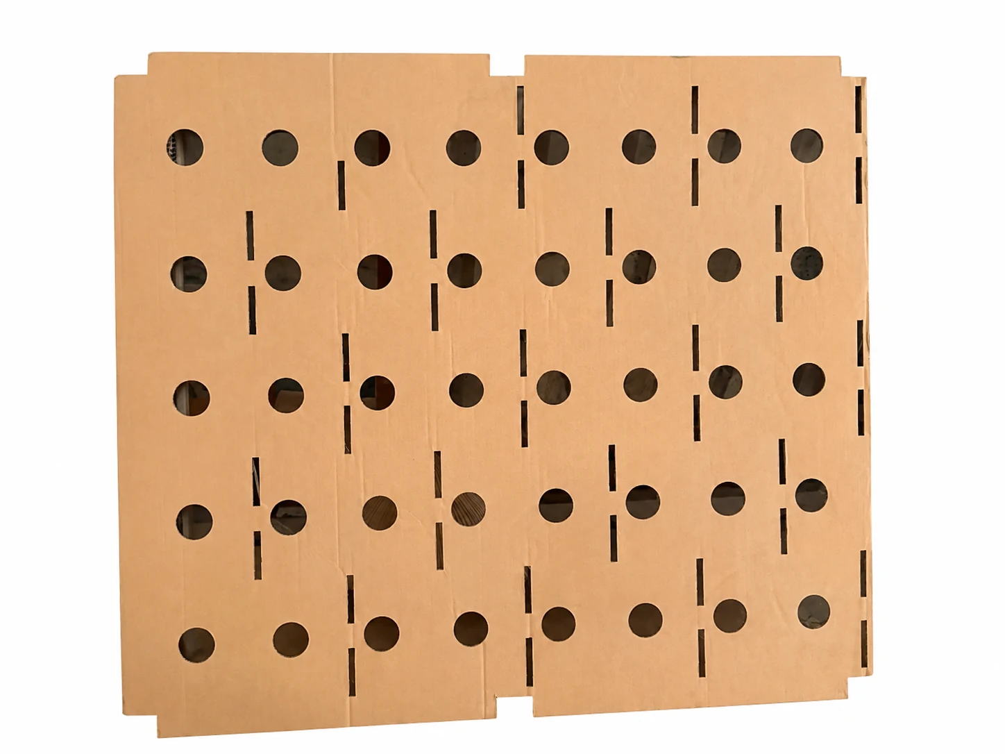 Tấm carton bế lỗ và tạo rãnh theo yêu cầu